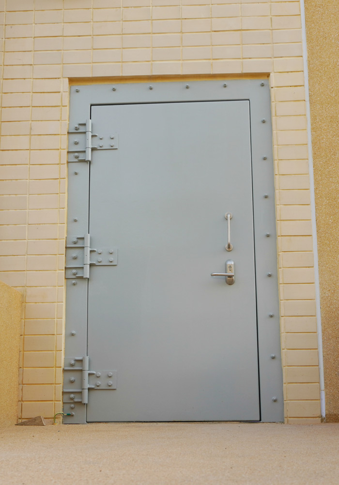 HEAVY HINGED DOORS